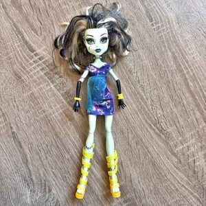 Monster High Frankie Stein Freaky Ghoul Doll Mattel 2008